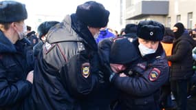 Un homme arrêté lors d'une manifestation pour la libération d'Alexeï Navalny, à Vladivostok en Russie, le 23 janvier 2021