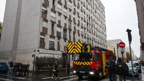 Des sapeurs-pompiers près d'un immeuble où un incendie s'est déclare le lundi 20 octobre 2025 dans le 3e arrondissement de Lyon (Rhône).