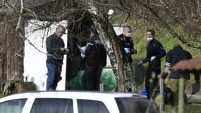 Des gendarmes et des experts en criminalistique à la recherche du corps de Maëlys le 14 février 2018 à côté de Domessin, en Savoie