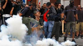 La police grecque a fait usage de gaz lacrymogènes mercredi contre les manifestants rassemblés devant le parlement à Athènes pour protester contre les nouvelles mesures d'austérité en Grèce. Les protestataires ont lancé des projectiles sur les forces de p