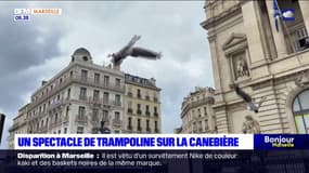Marseille: un spectacle de trampoline sur la Canebière