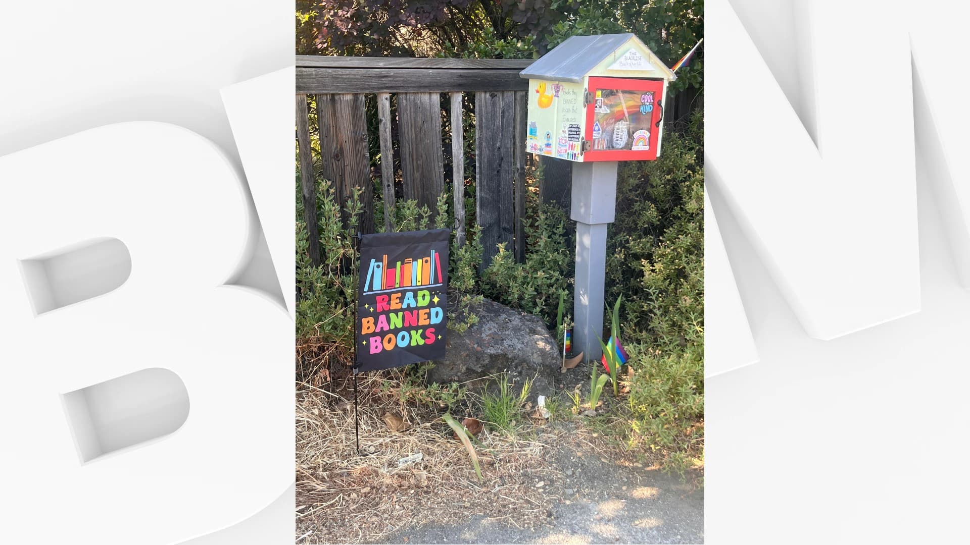 À Nevoto (Californie), Poppy a installé des boîtes à livres incitant ces concitoyens à lire des livres censurés. À Nevoto (Californie), Poppy a installé des boîtes à livres incitant ces concitoyens à lire des livres censurés.