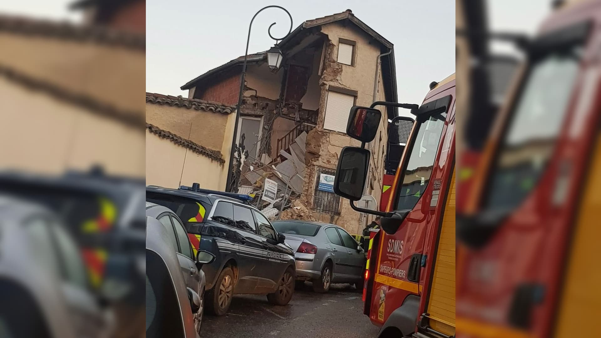 La façade de l'immeuble a cédé. 
