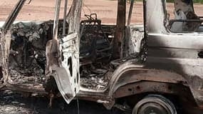 La voiture calcinée où se trouvaient les six Français et les deux Nigériens tués par des hommes armés dans la zone de Kouré, dans le sud-ouest du Niger, le 9 août 2020