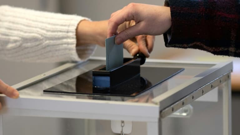 Une électrice vote au deuxième tour de la présidentielle, le 24 avril 2022 à Lavau-sur-Loire, en Loire-Atlantique
