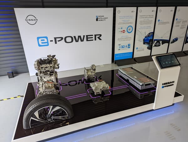 E-Power teknolojisi, ön tekerlekleri tedarik eden tek bir elektrik motoru, onu tedarik etmesini ve şarj edilmesi mümkün olmayan küçük bir pili şarj etmesini sağlayacak bir ısı motoru ile birleştirir. Araba
