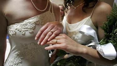 Les premiers mariages pourront être célébrés mi-juin, mais les couples devront trouver les élus qui acceptent de le faire.