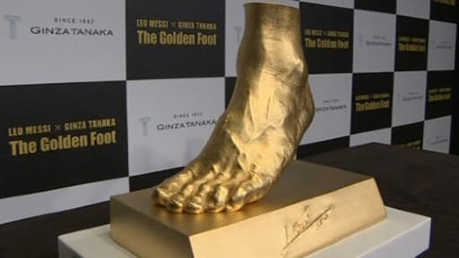 Une reproduction en or, du pied du Ballon d'or Lionel Messi, va être mise en vente cette semaine par un joaillier japonais.