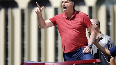 Le président brésilien Jair Bolsonaro haranguant des manifestants anti-confinement à Brasilia, le 19 avril 2020