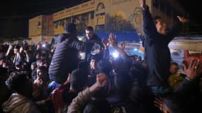 Des personnes font la fête dans une rue de Khan Younès, dans le sud de la bande de Gaza, le 15 janvier 2025. 