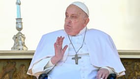 Le pape, convalescent, fait une apparition surprise au milieu des fidèles place Saint-Pierre le dimanche 6 avril