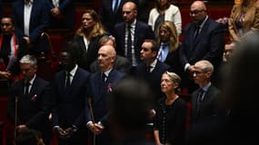 Élisabeth Borne et des membres du gouvernement lors de la minute de silence organisée à l'Assemblée nationale en soutien aux victimes des répressions en Iran le 4 octobre 2022.