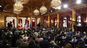 Les journaux français ont vu un François Hollande plus offensif et pédagogue à l'occasion jeudi de la deuxième grande conférence de presse du président de la République, tout en notant peu de changement sur le fond. /Photo prise le 16 mai 2013/REUTERS/Ben