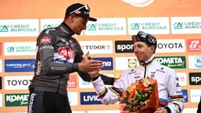 Mathieu Van der Poel et Tadej Pogacar sur le podium de Milan-San Remo, le 22/03/2025