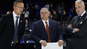 Le président hongrois Viktor Orban (au centre), son ministre des Affaires étrangères Peter Szijjarto (à gauche) et son ministre de la Défense Kristof Szalay-Bobrovniczky (à droite)