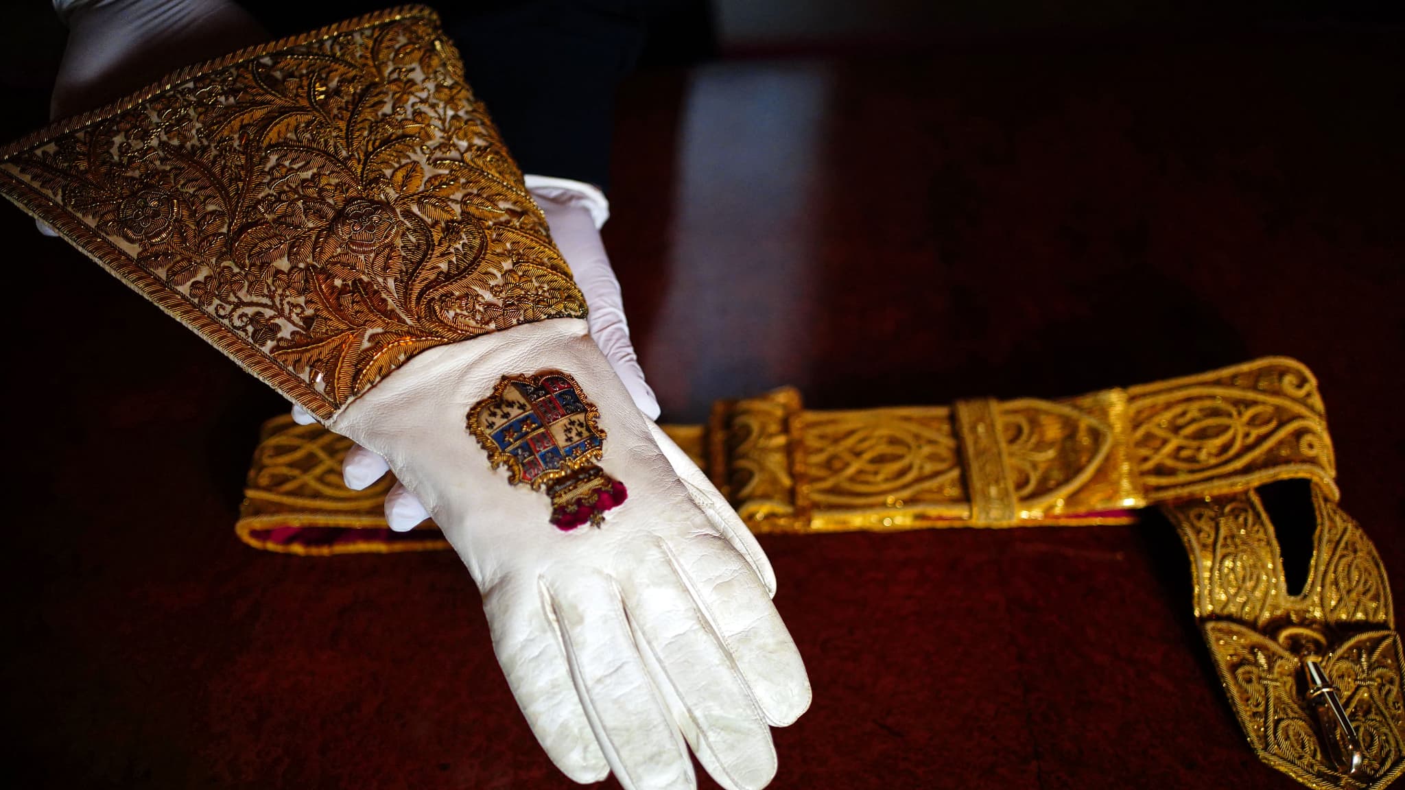 Le gant et la ceinture que portera Charles III lors de son couronnement le 6 mai 2023 Le gant et la ceinture que portera Charles III lors de son couronnement le 6 mai 2023