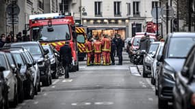Pompiers de Paris devant le bâtiment incendié le 5 février.