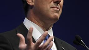 Rick Santorum a apporté tard lundi soir son soutien à Mitt Romney, qui sera selon toute vraisemblance le candidat du Parti républicain à l'élection présidentielle du 6 novembre aux Etats-Unis. /Photo prise le 13 avril 2012/REUTERS/Tom Gannam