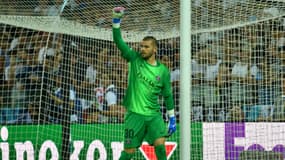 Lucas Chevalier célèbre un arrêt déterminant avec le PSG en Supercoupe d'Europe, le 13 août 2025