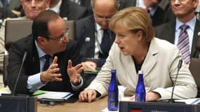 François Hollande et Angela Merkel, ici lors du sommet de l'OTAN à Chicago, tâcheront de trouver un terrain d'entente sur la question très controversée des euro-obligations lors du Conseil européen de mercredi. /Photo prise le 21 mai 2012/REUTERS/Jeff Hay