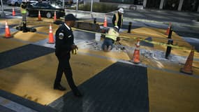 Des équipes commencent à travailler pour enlever la peinture murale et la place "Black Lives Matter" à Washington, DC, le 10 mars 2025. 