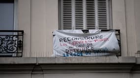 Un banderole affichée à un balcon parisien le 1er mai.