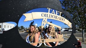 Les "miss pétrole" défilent sur un char lors de la grande parade "Oildorado", sur le thème "Make Oil Great Again", le 18 octobre 2025 à Taft, en Californie, une ville d'environ 7 000 habitants construite au-dessus du champ pétrolifère Midway-Sunset.
