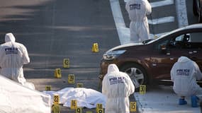 La police scientifique analyse les impacts de balle et le corps de la victime, abattue ce lundi sur l'A7, à Marseille.