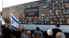 Un mur couvert de photos d'otages détenus par le Hamas dans la bande de Gaza depuis les attaques du 7 octobre, dans la ville de Karmiel, dans le nord d'Israël, le 25 juillet 2024.
