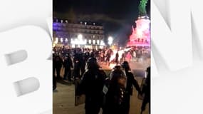 Une grenade explose a proximité d'un manifestant, le 21 mars 2023 place de la République, à Paris