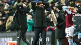 Steven Gerrard et Morgan Sanson lors d'un match d'Aston Villa en Premier League le 01/12/2021