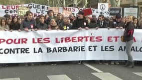 Plus de 12.000 personnes marchent "contre la barbarie" à Toulouse, selon la police, ce samedi après-midi. 