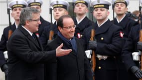 François Hollande et son homologue polonais Bronislaw Komorowski à Varsovie. La France et la Pologne ont présenté vendredi un front uni pour défendre des positions ambitieuses dans les négociations qui décideront les 22 et 23 novembre à Bruxelles du budge