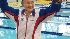 Photo envoyée le 6 avril 2015 par l'Association des maîtres nageurs du Japon montrant Mieko Nagaoka, 100 ans, en train de fêter son exploit réalisé le 4 avril 2015 dans une piscine de Matsuyama, préfecture de Ehime