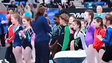 Jeune athlète noire se faisant refuser une médaille lors d'un concours de gymnastique en Irlande