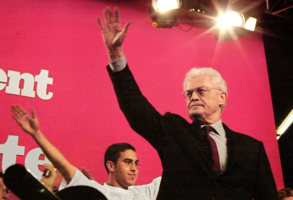 Lionel Jospin, alors candidat à l'élection présidentielle, salue ses sympathisants lors d'un meeting au Parc des expositions de Dijon (Côte-d'Or), le 28 mars 2002.