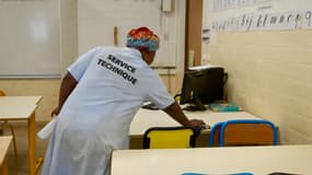 Une agente technique dans une école de Dembéni (Mayotte) le 22 janvier 2025