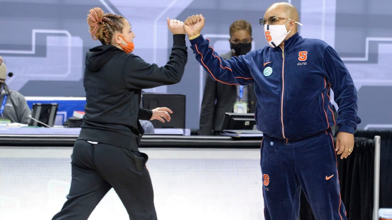 Tiana Mangakahia (de dos) et Coach Q, Quentin Hillsman, l'entraîneur de l'équipe féminine de Syracuse Tiana Mangakahia (de dos) et Coach Q, Quentin Hillsman, l'entraîneur de l'équipe féminine de Syracuse
