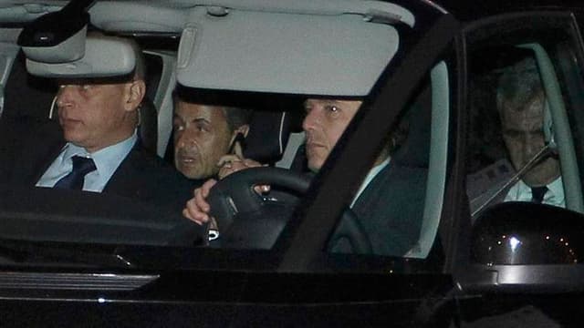 Nicolas Sarkozy à sa sortie d'interrogatoire jeudi, à Bordeaux. L'ancien président peut envisager un retour en politique après l'issue favorable d'un interrogatoire-fleuve de 12 heures par trois juges de Bordeaux, qui lui ont épargné une mise en examen. /
