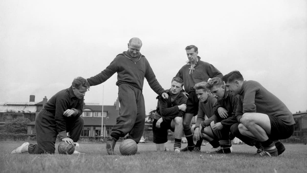 Matt Busby (debout au centre) entouré de ses "Busby Babes" de Manchester United Matt Busby (debout au centre) entouré de ses "Busby Babes" de Manchester United