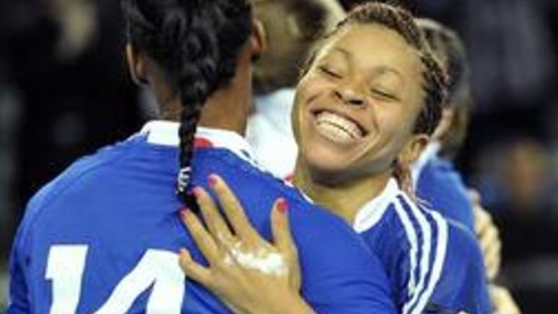 Nina Kanto et les Bleues se tombent dans les bras après leur succès sur la Suède