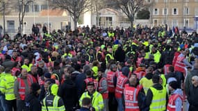 Plusieurs centaines de personnes se sont rassemblées devant le Conseil départemental, à Marseille.