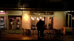 Un couple devant un bar fermé à Paris le 5 octobre 2020