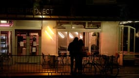 Un couple devant un bar fermé le 5 octobre 2020 (photographie d'illustrattion)