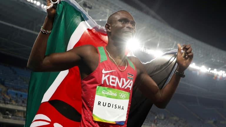David Rudisha lors de son tour d'honneur après sa victoire sur 800 m aux Jeux olympiques de Rio le 15 août 2016