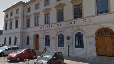 La garde à vue de l'homme dénudé a été jugée contraire au respect de la dignité humaine, imposé par le code pénal.