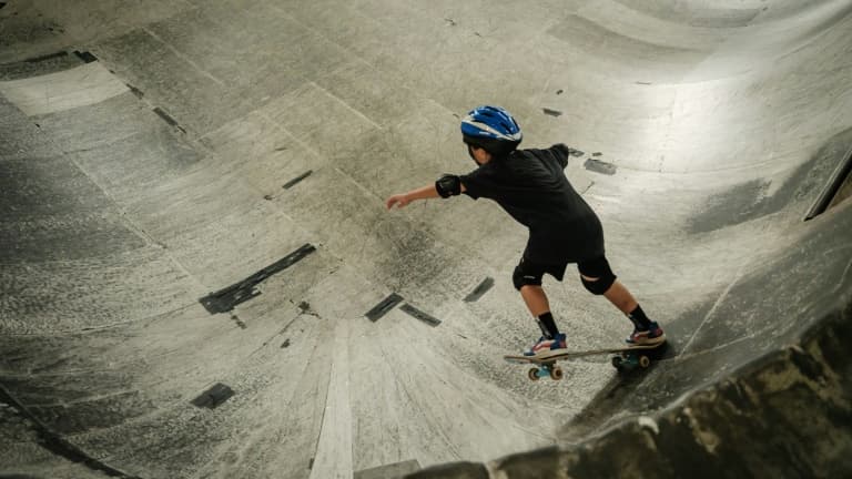 Un jeune garçon s'entraîne au skateboard (photo d'illustration).