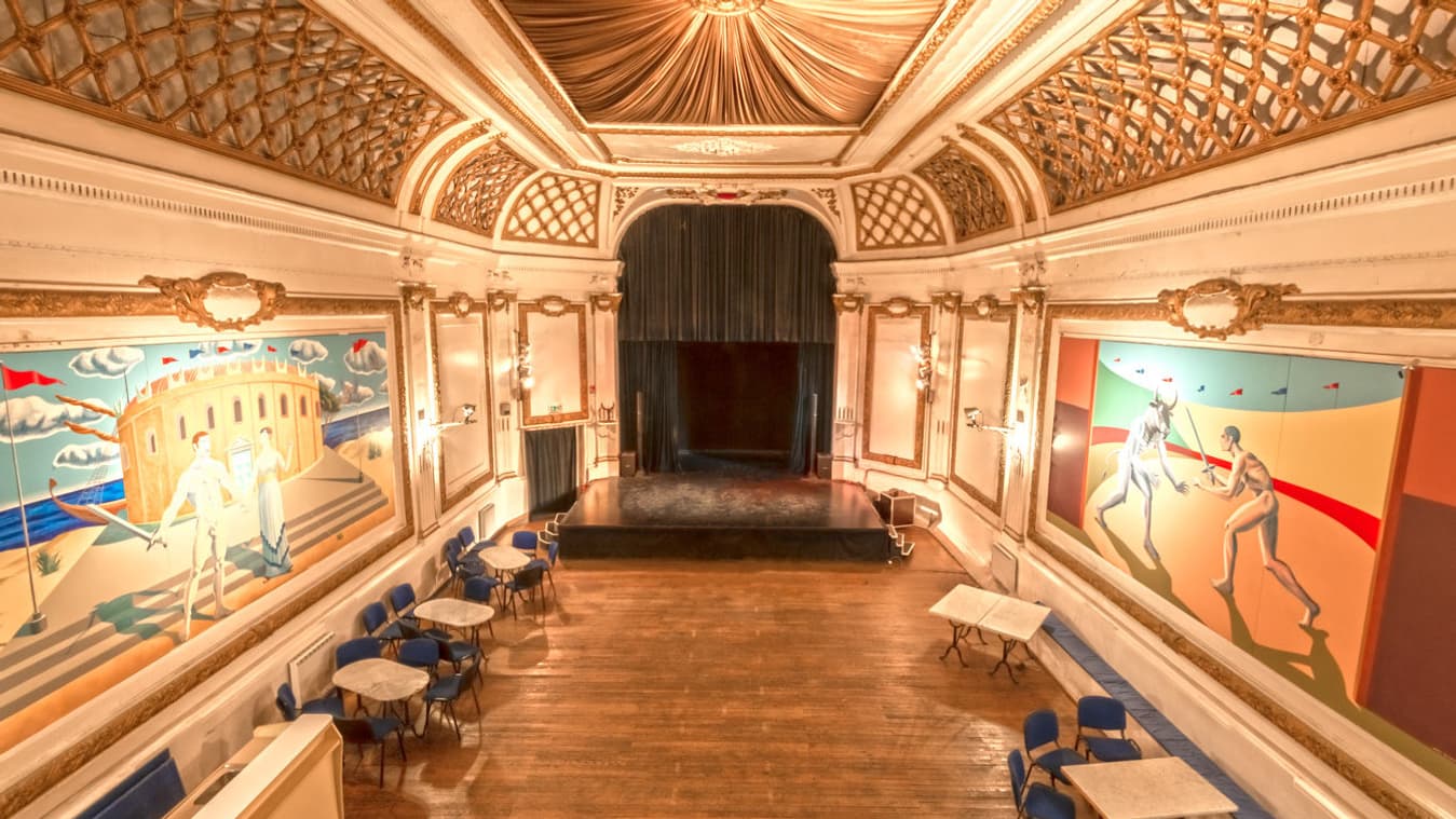 Ce théâtre dessiné par l'architecte de renom Carlier, date de la fin du 19e siècle. Il est situé à Béziers et a été vendu 369.000 euros pour une superficie de 453m² 