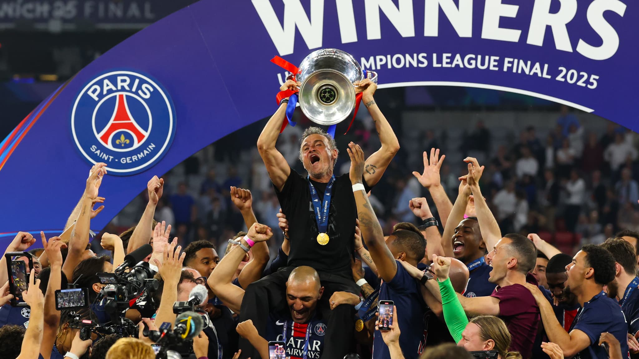 Luis Enrique porté en triomphe par les joueurs du PSG en soulevant la Ligue des champions, 31 mai 2025