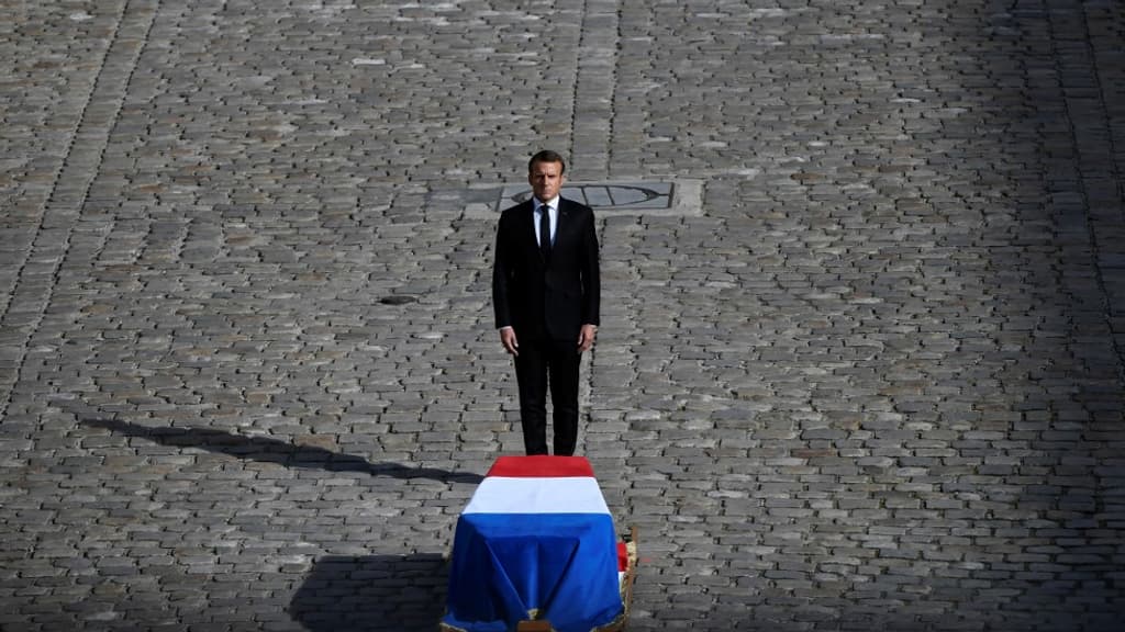 Emmanuel Macron devant le cercueil de Jacques Chirac dans la cour des Invalides Emmanuel Macron devant le cercueil de Jacques Chirac dans la cour des Invalides